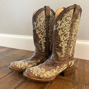Corral Woman’s Embroidered Cowgirl Boots